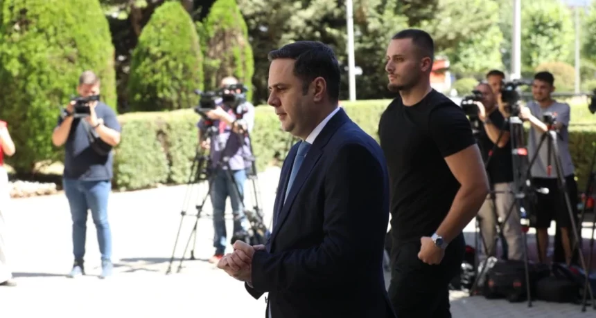 Abdixhiku në Ambasadën e SHBA-së për takim