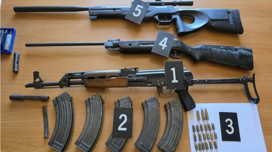 Policia sekuestron armë në një vilë në Brezovicë, i dyshuari në kërkim