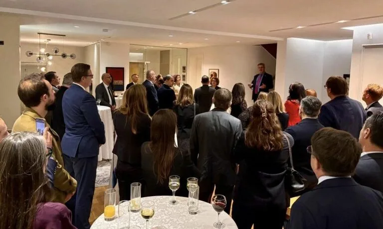 Në prag të Procesit të Berlinit, ambasadori britanik pret në rezidencën e tij pjesëmarrësit nga Kosova