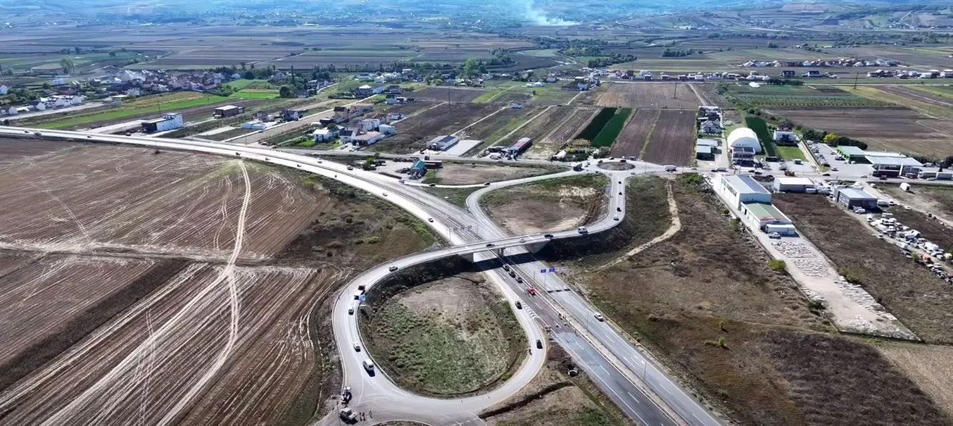 Lëshohet për qarkullim njëra korsi e rrugës Prishtinë – Mitrovicë, Kurti: Rajonin e Mitrovicës po e lidhim me rrugë të mira e të nevojshme