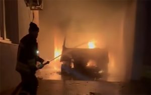 Përfshihet nga zjarri një autoambulancë në fshatin Ratkoc të Rahovecit, një person i dyshuar