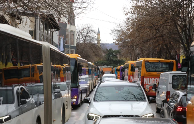 Trafiku Urban dhe transportuesit privatë në kryeqytet i kthehen punës nesër