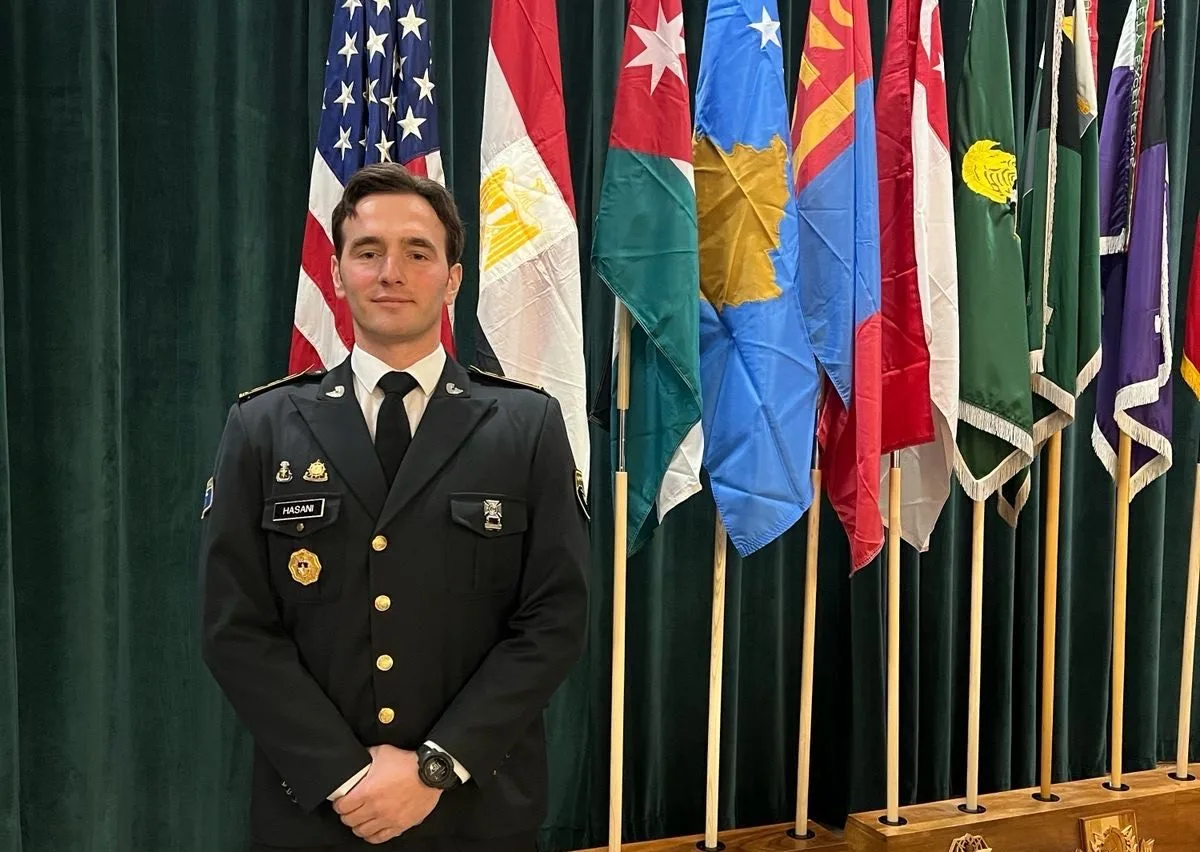 Oficeri i FSK-së diplomon në ShBA, shpërblehet me Medaljen për Arritje Ushtarake