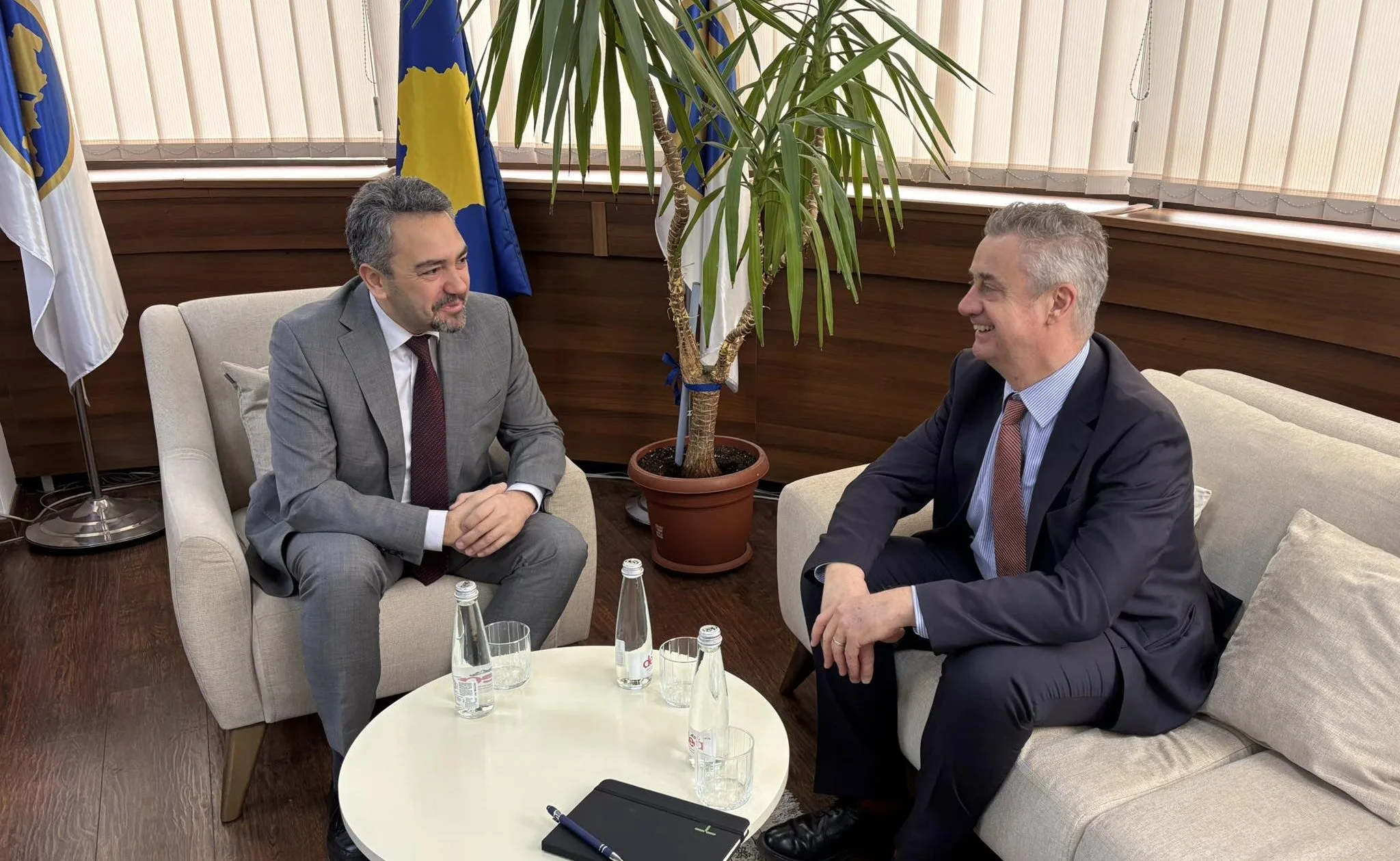 Ambasadori britanik takohet me kryetarin e KQZ-së: U impresionova nga profesionalizmi i stafit