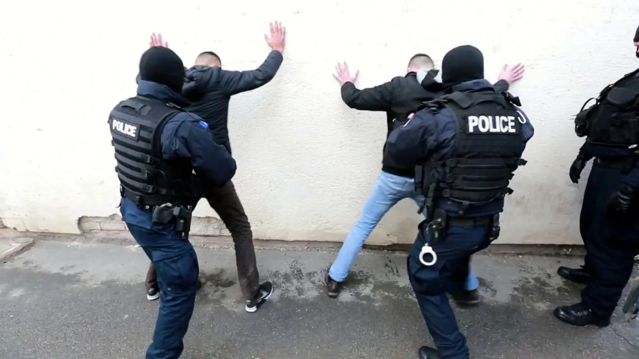 Katër policë sulmohen me mjete të forta nga tre persona në Prizren