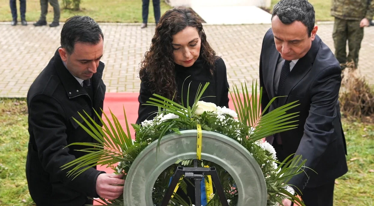 Kosova përkujton viktimat e Holokaustit – Kurti, Osmani e Basha vendosin kurora lulesh