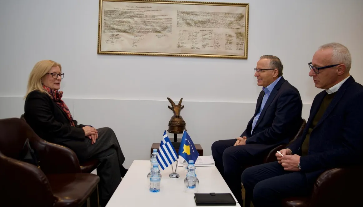 Hamza bisedon me shefen e Zyrës Ndërlidhëse të Greqisë për marrëdhëniet dypalëshe