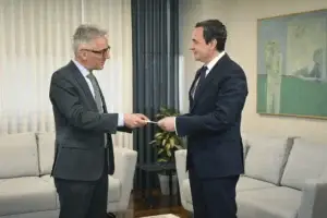 Kurti takoi ambasadorin e Gjermanisë, pranoi letrën e urimit nga kancelari Merz
