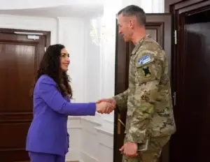 Presidentja Osmani priti komandantin në largim dhe komandantin e ri të Komandës Rajonale Lindje të KFOR-it amerikan
