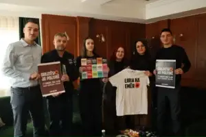 “Liria ka Emër” viziton familjen e Kadri Veselit në prag të marshit: Solidarizohemi me familjet e çlirimtarëve dhe presim lirimin e tyre