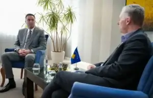 Bislimi i dorëzon detyrën e zëvendëskryeministrit të parë, Glauk Konjufcës