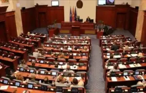 Deputetët shqiptarë në Maqedoni dorëzojnë rezolutë për procesin e Hagës