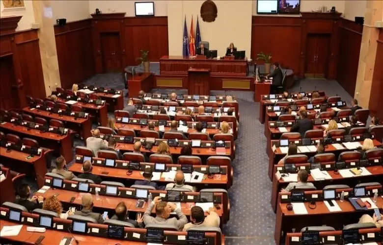 Deputetët shqiptarë në Maqedoni dorëzojnë rezolutë për procesin e Hagës