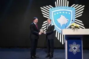 Kurti viziton AKI-në me rastin e 17-vjetorit të themelimit të saj