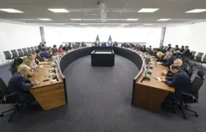 Kurti takon ambasadorët në Kosovë, diskuton zbatimin e ligjeve të reja