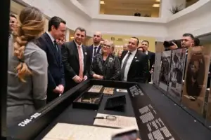 Kurti mori pjesë në hapjen e ekspozitës “Paraja rrëfen: 100 vjet jetë dhe ngjarje, Banka e Shqipërisë”