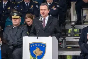 Kurti në parakalimin e FSK-së dhe Policisë: Sot i përkulemi dëshmorëve të kombit të cilët janë themel i Kosovës