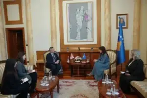 Kryeparlamentarja Haxhiu priti në takim ambasadorin britanik, shprehen të gatshëm të thellojnë bashkëpunimin mes dy vendeve