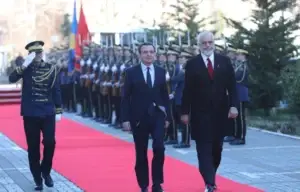 Kurti pret në takim Ramën me ceremoni zyrtare