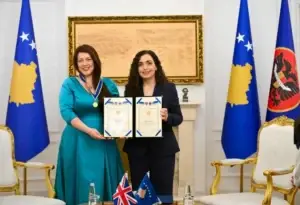Presidentja Vjosa Osmani i ndan Medaljen Presidenciale të Meritave deputetes britanike, Alicia Kearns