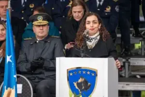 Presidentja Osmani në parakalimin e FSK-së dhe Policisë: Dhimbjet e së kaluarës na kujtojnë se liria ka çmim të lartë