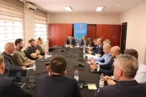 MPB mban tryezë në Mitrovicë të Veriut për Ligjin për të Huaj dhe Automjete, bojkotohet nga OJQ-të e komunitetit serb