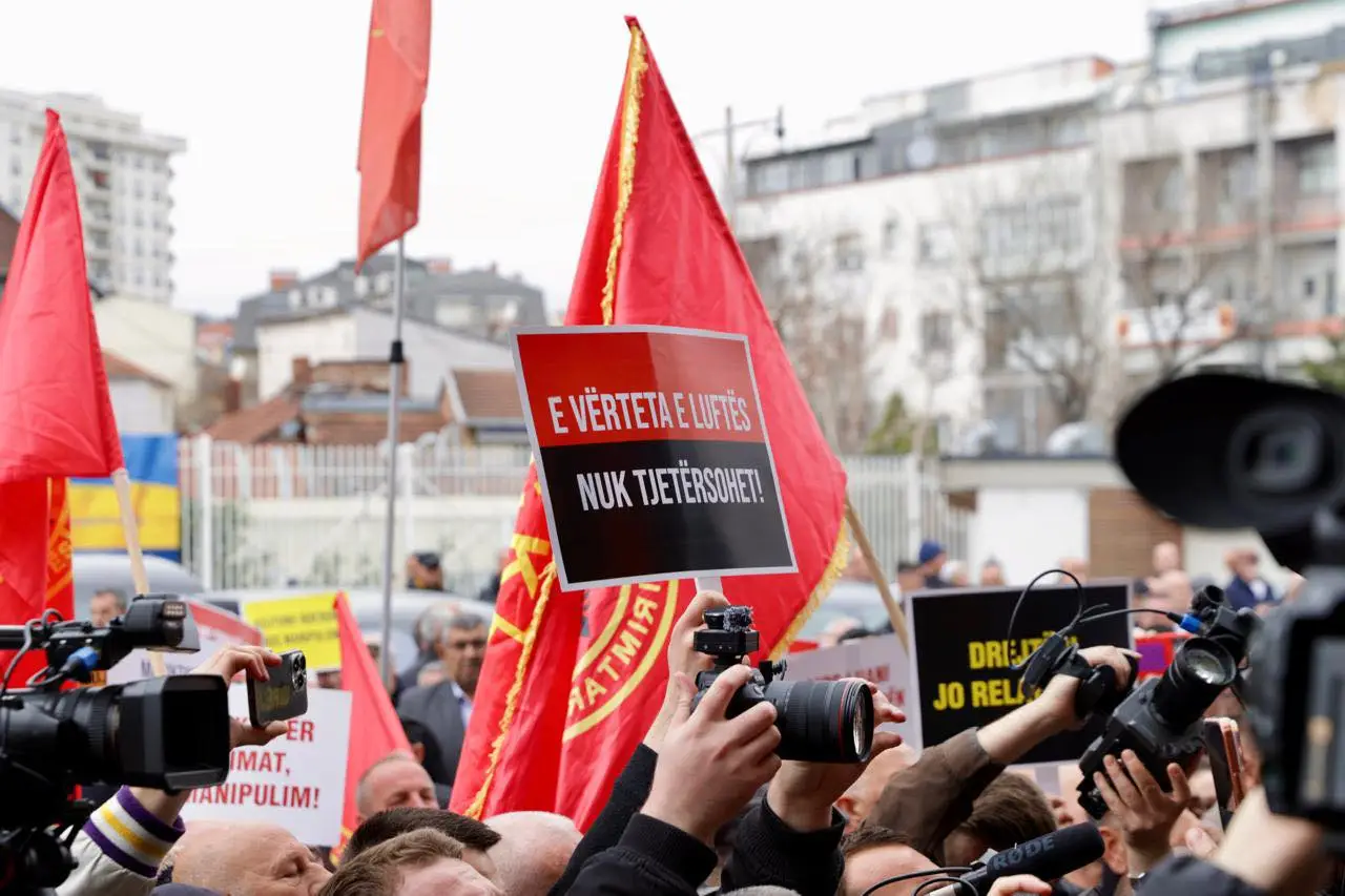 OVL e UÇK paralajmëron vazhdimin e protestave kundër shtrembërimit të historisë