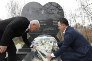 Sveçla dhe Peci përkujtojnë me homazhe 22-vjetorin e ngjarjes tragjike të mbytjes së tre fëmijëve shqiptarë në lumin Ibër