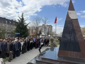 Përkujtohen 49 anëtarët e vrarë të familjes Berisha në Suharekë, Muharremaj: Nuk do t’i harrojmë kurrë