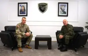 Komandanti i FSK-së takon rreshter majorin komandues të Gardës Nacionale të Ajovës, e dekoroi me medaljen “Shërbim Vetëmohues”