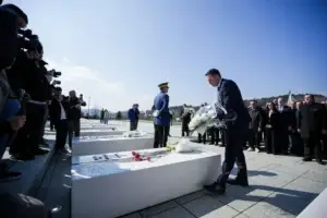 LDK bën homazhe në Prekaz dhe takon Rifat Jasharin, Abdixhiku: Sakrifica e familjes Jashari rilindje e ndërgjegjes kombëtare