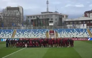 Futbollistët e Turqisë arrijnë në “Fadil Vokrri”, priten nga dhjetëra shikues