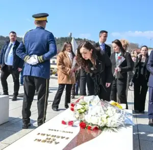 Osmani bën homazhe në Prekaz dhe takon Rifat Jasharin: Liria nuk është dhuratë por amanet