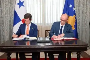 Nënshkruhet marrëveshja për heqjen e vizave për pasaportat diplomatike dhe zyrtare me Panamanë, nisin diskutimet për liberalizimin edhe për pasaportat e rregullta