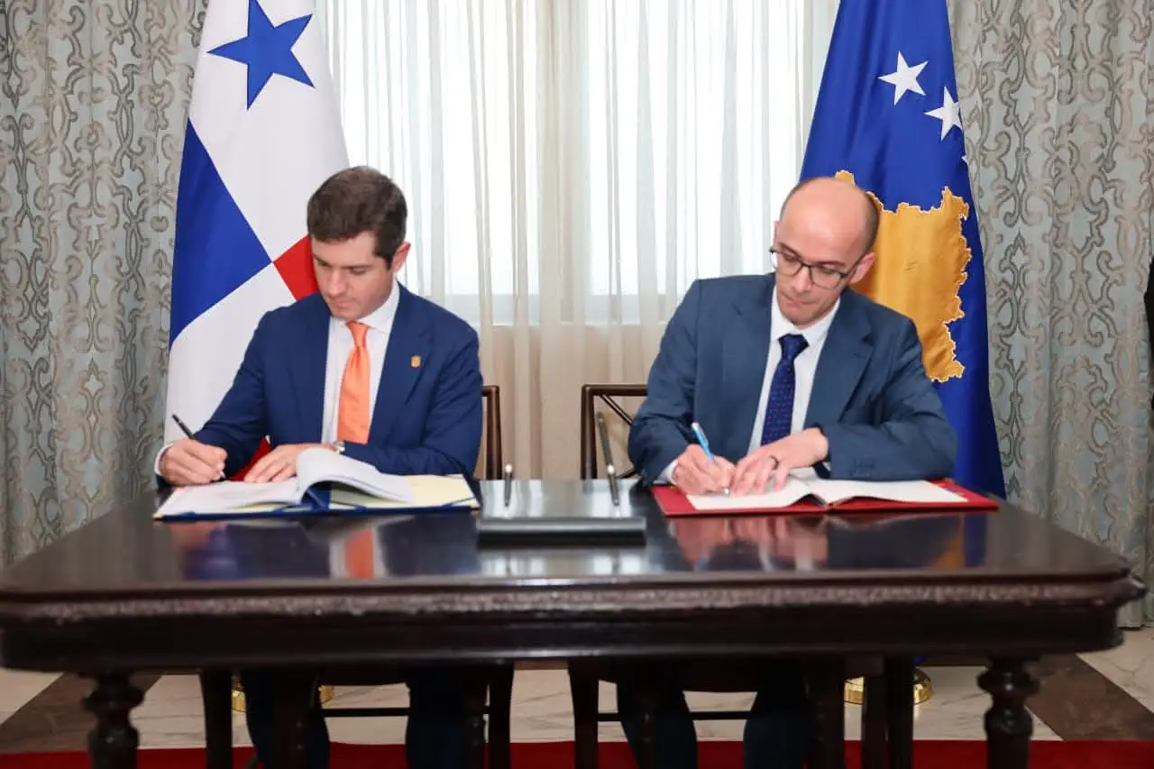 Nënshkruhet marrëveshja për heqjen e vizave për pasaportat diplomatike dhe zyrtare me Panamanë, nisin diskutimet për liberalizimin edhe për pasaportat e rregullta