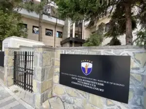 Kushtetuesja vendos masë të përkohshme në lidhje me dekretin e Osmanit për shpërndarjen e Kuvendit