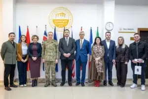 Komandanti i KFOR-it viziton Universitetin e Prizrenit, diskutohet bashkëpunimi institucional