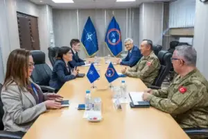 Zyrtarja e NATO-s në takim me komandantin e KFOR-it, diskutohet për sigurinë në Kosovë