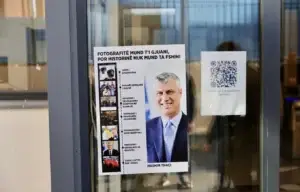 Rinia e PDK-së vendos fotografinë e Thaçit në objektin e MPJD-së: Historinë s’mund ta fshini