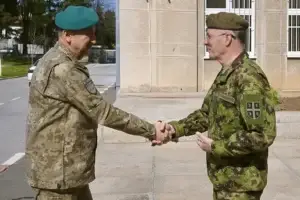 Komandanti i KFOR-it takohet me gjeneralin e forcave të armatosura serbe