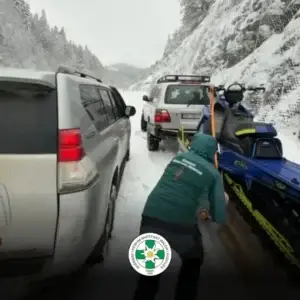 Shpëtohet një familje kosovare dhe të tjerë që kishin mbetur të bllokuar në borë në rrugën Kullë-Rozhajë
