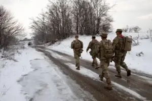 Ushtarët e Gardës Kombëtare të Floridës patrullojnë në kufirin e Kosovës