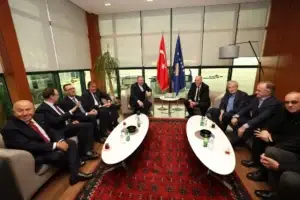 Ministri turk i Sportit vjen në Kosovë, pritet zyrtarisht