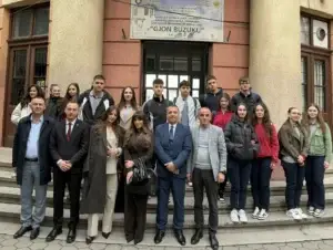 Ligjëratë vetëdijësuese për dhunën në familje mbahet në Gjimnazin “Gjon Buzuku” në Prizren