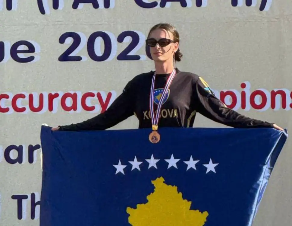 Pilotja kosovare renditet e para në botë në paragllajd