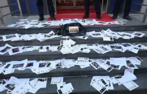 Të rinjtë e PDK-së me aksion simbolik, hedhin para Qeverisë “mashtrimet e Kurtit”