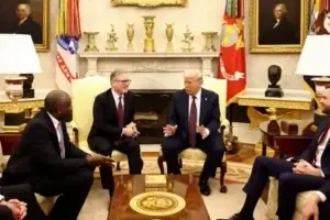 Trump e Starmer diskutuan në telefon për Ngushticën e Hormuzit