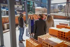 Ministrja Bogujevci vizitoi nga afër punimet restauruese në Teatrin Kombëtar të Kosovës