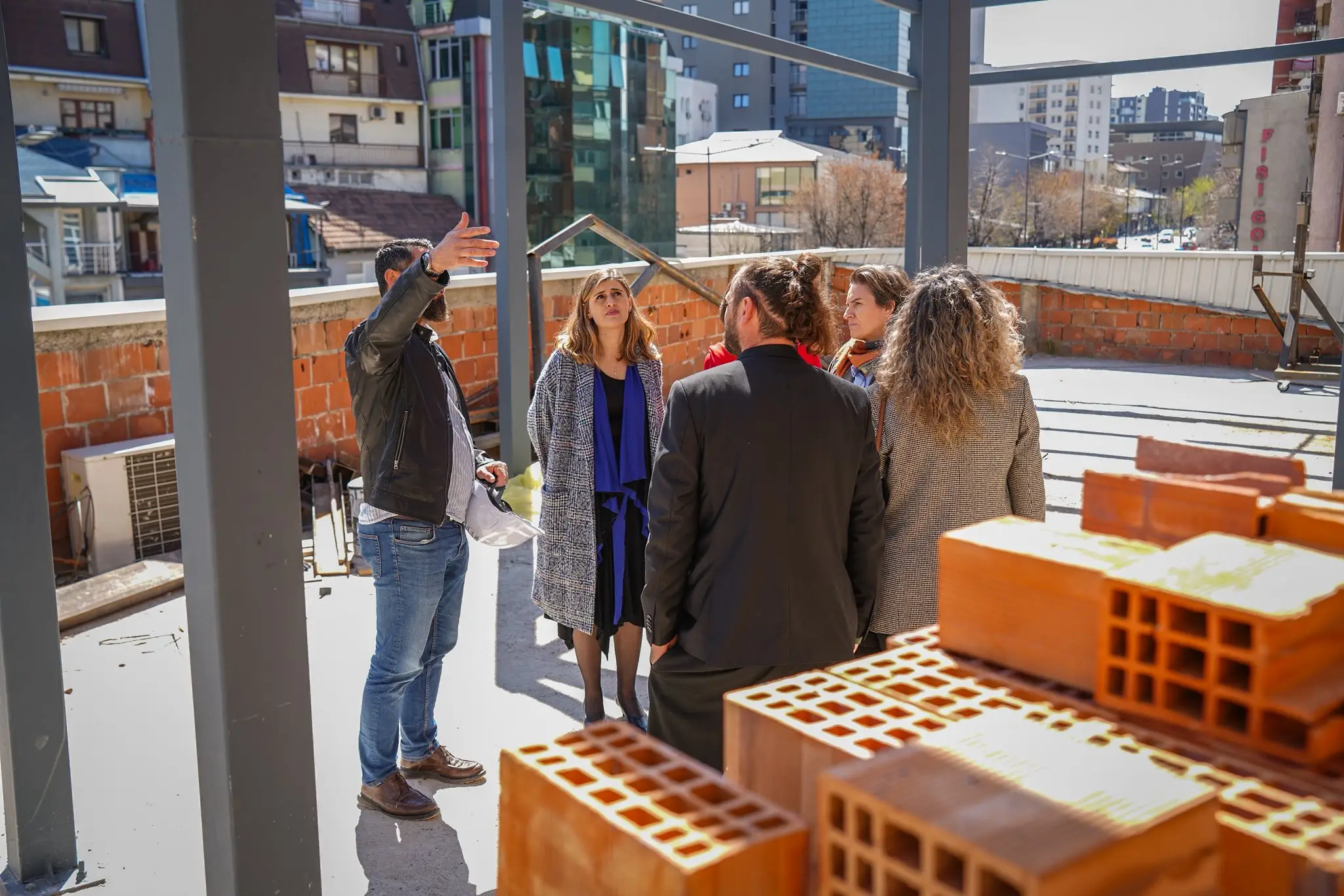 Ministrja Bogujevci vizitoi nga afër punimet restauruese në Teatrin Kombëtar të Kosovës