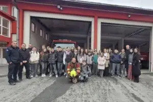 Nxënësit e Parlamentit të ShFMU “Emin Duraku” në Prizren realizuan vizitë edukative në Shërbimin e Zjarrfikësve dhe Shpëtimit